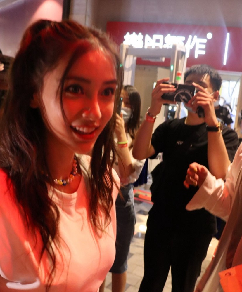 angelababy|Baby录制“快本”生图曝光，身材凹凸有致，但脸怎么变长了
