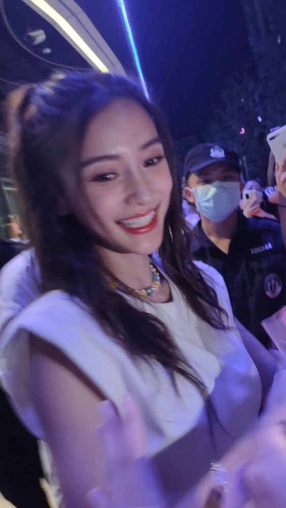 angelababy|Baby录制“快本”生图曝光，身材凹凸有致，但脸怎么变长了