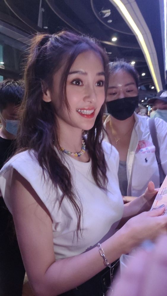 angelababy|Baby录制“快本”生图曝光，身材凹凸有致，但脸怎么变长了