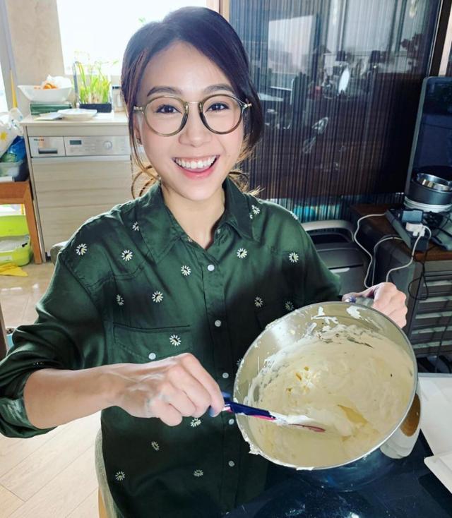 黄心颖16个月没工作全黑造型低调现身逛平价时装店购物