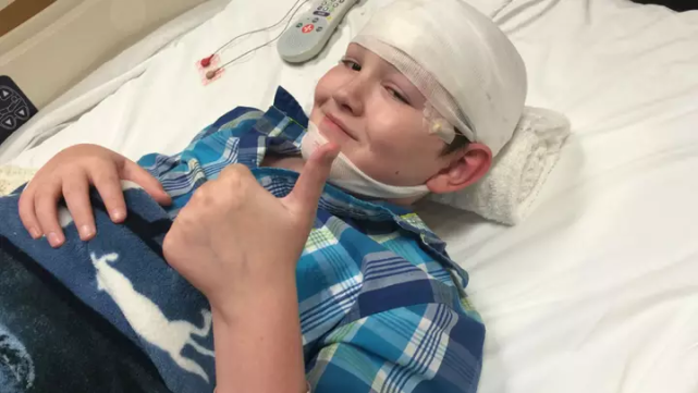 美国15岁男孩患上罕见绝症"石化病",浑身上下逐步变硬_腾讯新闻