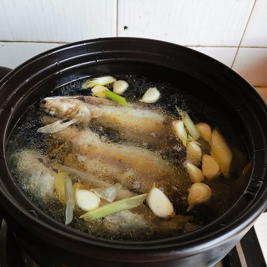 煮鱼汤不白?2步做对了,鱼汤香浓白如牛奶,秋天滋补要多喝,鲜