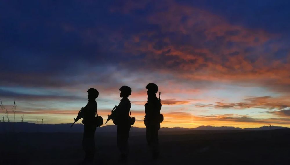 西北戈壁,5名女兵在烈日下血性冲锋