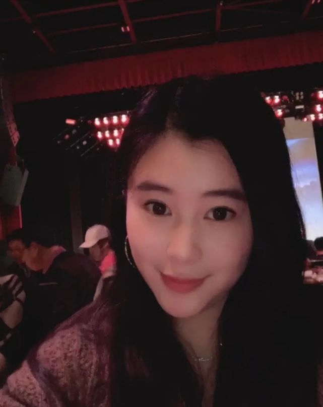 杨子18岁女儿晒美照小露香肩尽显气质颜值不输后妈黄圣依