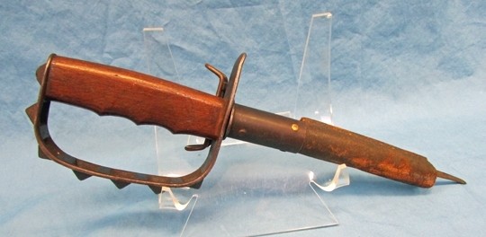 这时,以刺刀为主的战斗刀慢慢退出舞台,毕竟它的性能太单一.m1917