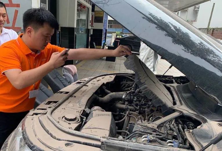 (洪水退去后,理赔人员第一时间对被淹车辆开展救援查勘工作)