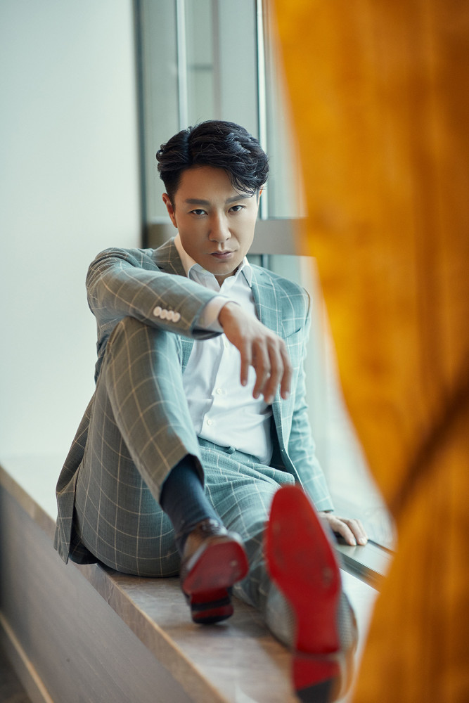 李宗翰格纹西装亮相直播 质感高级尽显绅士风范