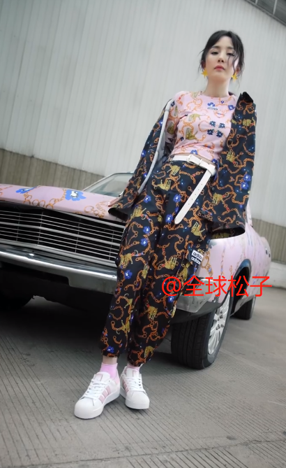 杨幂|杨幂发布最新代言造型土气，被嘲“脸垮”硬凹少女感