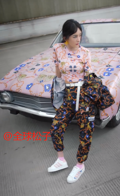 杨幂|杨幂发布最新代言造型土气，被嘲“脸垮”硬凹少女感