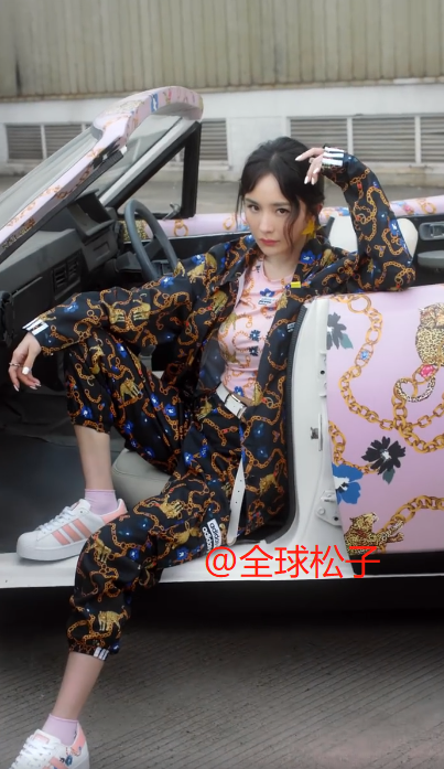 杨幂|杨幂发布最新代言造型土气，被嘲“脸垮”硬凹少女感