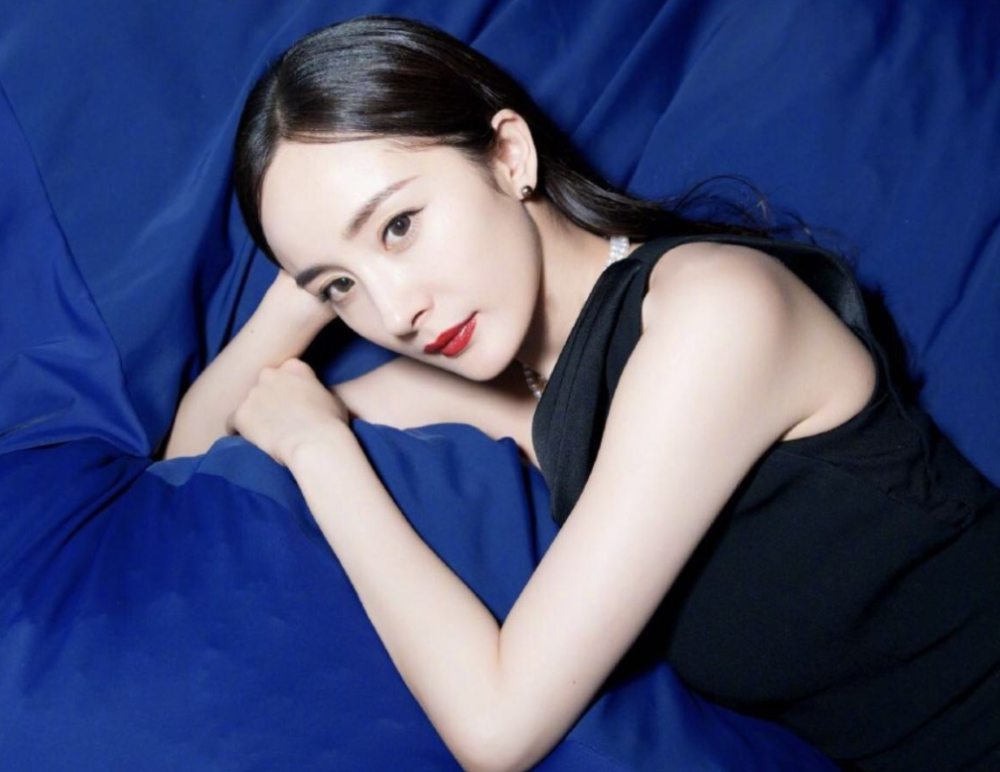 杨幂|杨幂发布最新代言造型土气，被嘲“脸垮”硬凹少女感