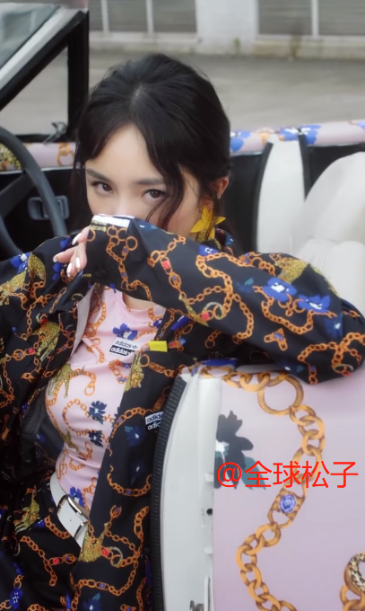 杨幂|杨幂发布最新代言造型土气，被嘲“脸垮”硬凹少女感