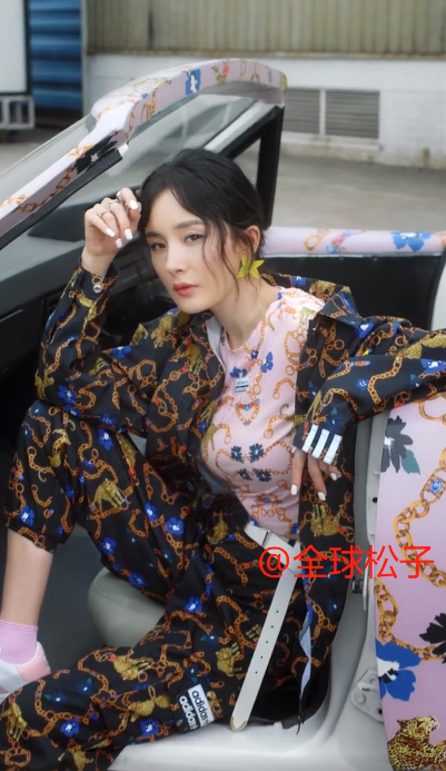 杨幂|杨幂发布最新代言造型土气，被嘲“脸垮”硬凹少女感