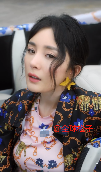 杨幂|杨幂发布最新代言造型土气，被嘲“脸垮”硬凹少女感