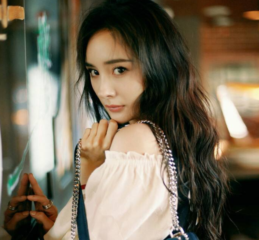 杨幂|杨幂发布最新代言造型土气，被嘲“脸垮”硬凹少女感