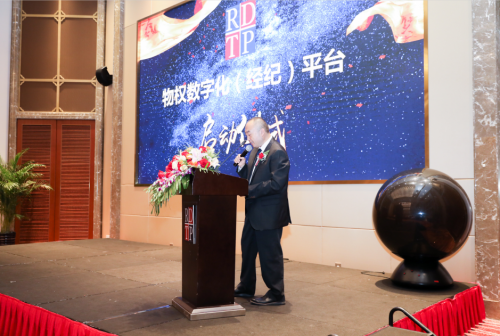 章卫博士发表演讲