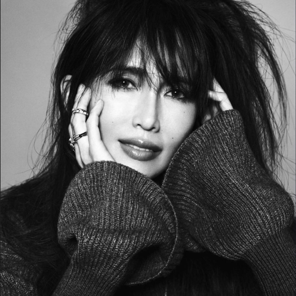 50岁工藤静香晒黑白照喇叭袖配爆炸头太前卫换掉艳丽头像改风格