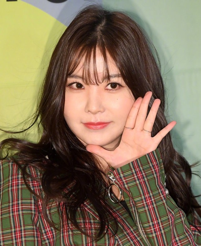 被歌坛遗忘的歌手raina出演综艺,再挑战舞台