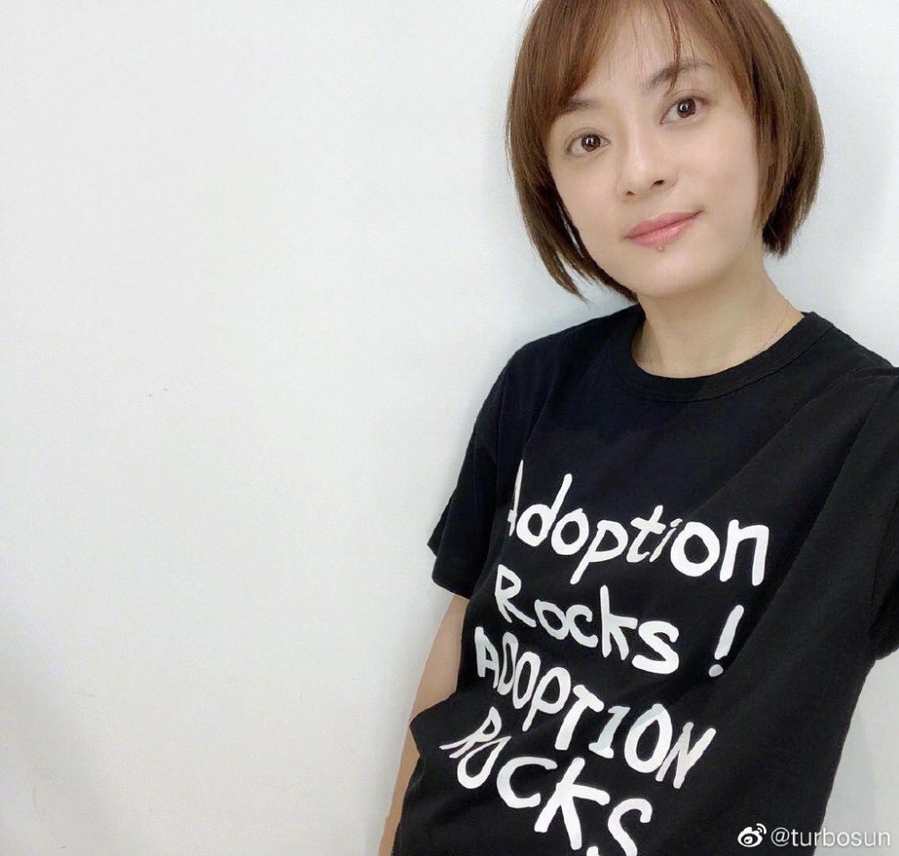 孙俪|孙俪与女儿为流浪动物设计衣服，她已坚持19年，用领养代替买卖