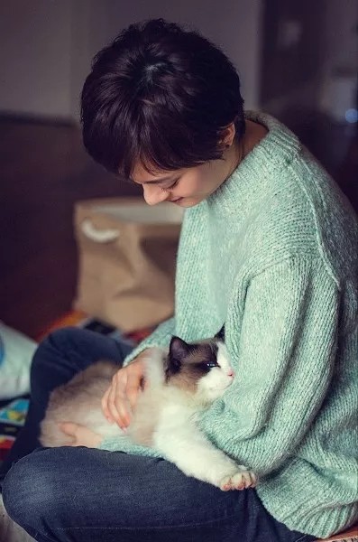 孙俪|孙俪与女儿为流浪动物设计衣服，她已坚持19年，用领养代替买卖