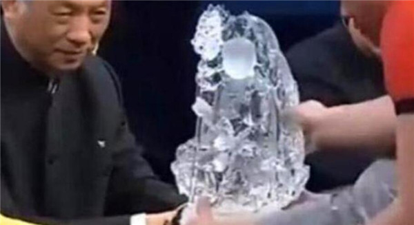 妇女|妇女拿“家传菩萨”鉴宝，关灯后手电灯一照，专家：不想鉴定了