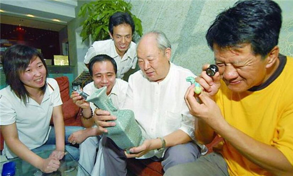 妇女|妇女拿“家传菩萨”鉴宝，关灯后手电灯一照，专家：不想鉴定了