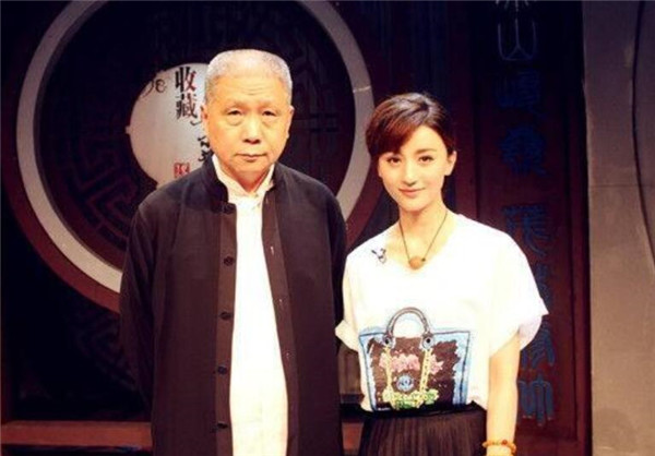 妇女|妇女拿“家传菩萨”鉴宝，关灯后手电灯一照，专家：不想鉴定了