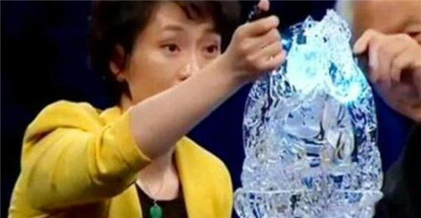 妇女|妇女拿“家传菩萨”鉴宝，关灯后手电灯一照，专家：不想鉴定了