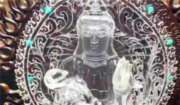 妇女|妇女拿“家传菩萨”鉴宝，关灯后手电灯一照，专家：不想鉴定了