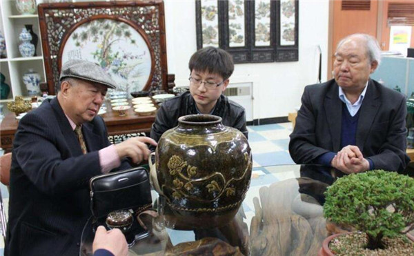 妇女|妇女拿“家传菩萨”鉴宝，关灯后手电灯一照，专家：不想鉴定了