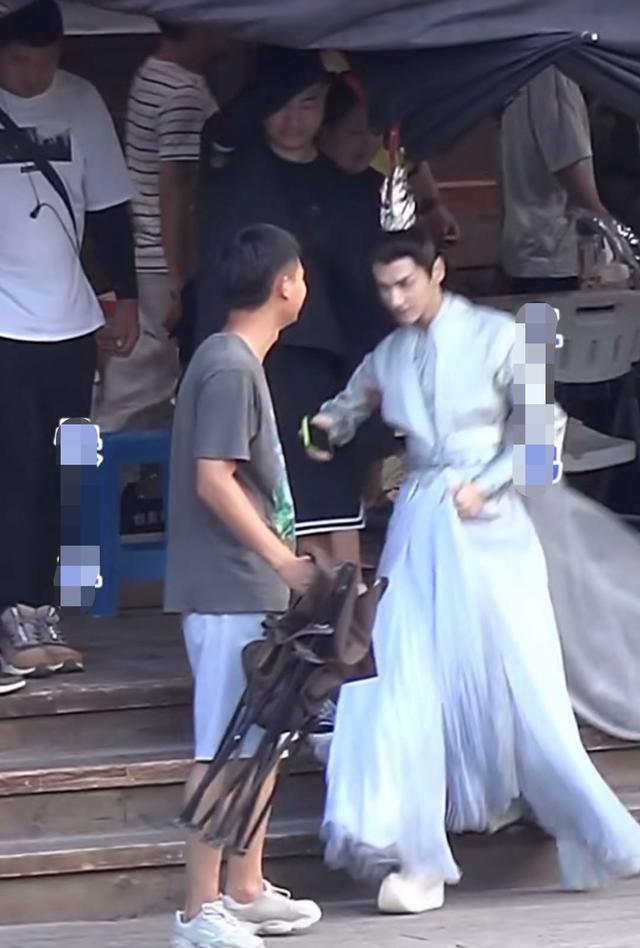 罗云熙|罗云熙身高又被嘲，片场踩“恨天高”目测至少十厘米，走路还要人扶