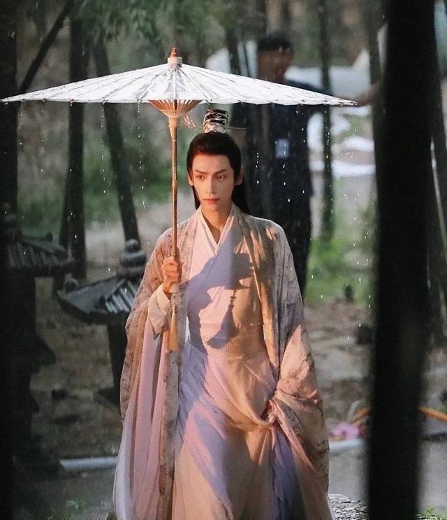 罗云熙|罗云熙身高又被嘲，片场踩“恨天高”目测至少十厘米，走路还要人扶