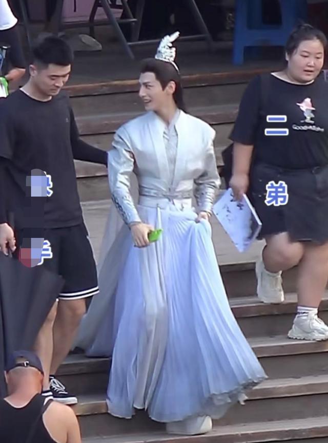 罗云熙|罗云熙身高又被嘲，片场踩“恨天高”目测至少十厘米，走路还要人扶