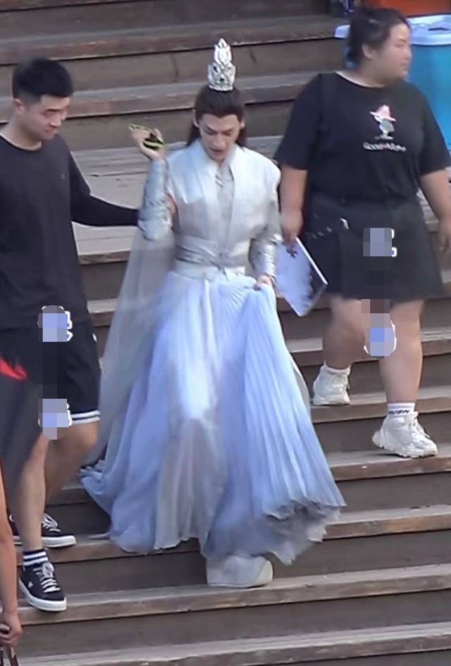 罗云熙|罗云熙身高又被嘲，片场踩“恨天高”目测至少十厘米，走路还要人扶