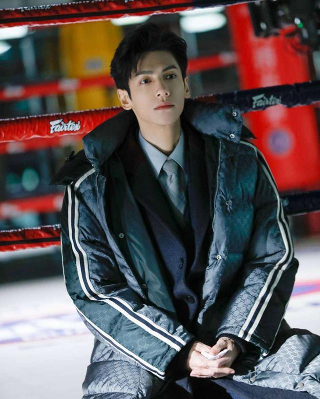 罗云熙|罗云熙身高又被嘲，片场踩“恨天高”目测至少十厘米，走路还要人扶