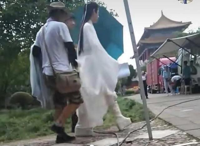 罗云熙|罗云熙身高又被嘲，片场踩“恨天高”目测至少十厘米，走路还要人扶