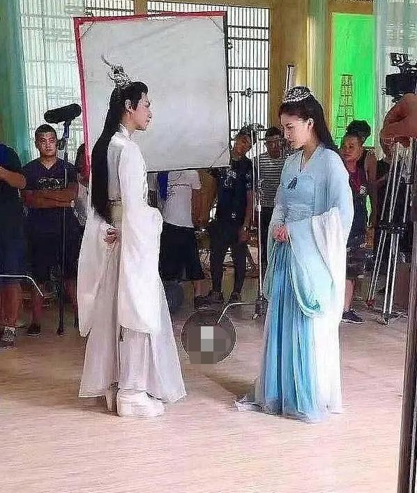 罗云熙|罗云熙身高又被嘲，片场踩“恨天高”目测至少十厘米，走路还要人扶