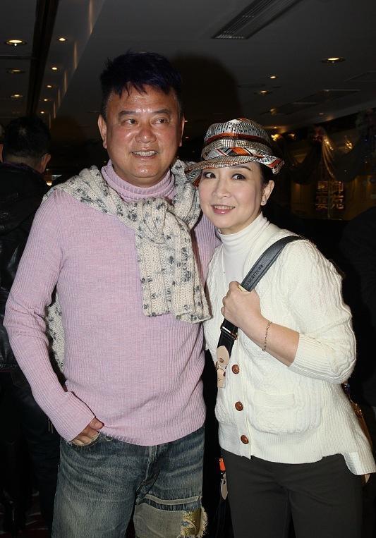 陈百祥为妻子,送百朵玫瑰,纪念两人结婚41周年