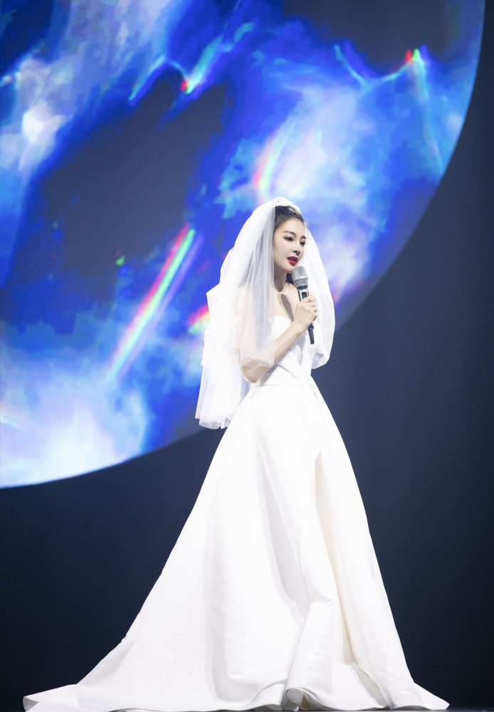 李斯丹妮|李斯丹妮团婚纱造型大比拼：张含韵有点甜，张雨绮婚纱裙太美