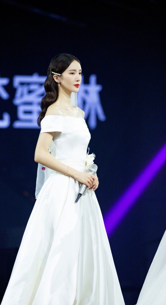 李斯丹妮|李斯丹妮团婚纱造型大比拼：张含韵有点甜，张雨绮婚纱裙太美