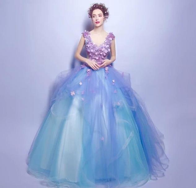 塔罗占卜:你最喜欢哪款星空蓝礼服?看看目前有没有人暗恋你!