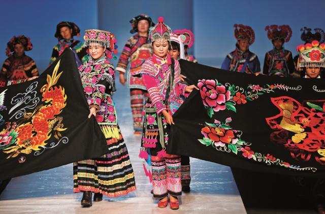 楚雄州永仁县直苴彝族小山村,村民们都会自发地组织盛大的彝族赛装节