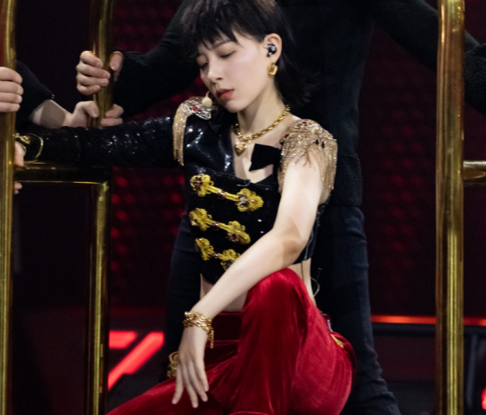 李斯丹妮|《浪姐》决赛公演，郁可唯媚，宁静李斯丹妮飒，看到张雨绮就沦陷