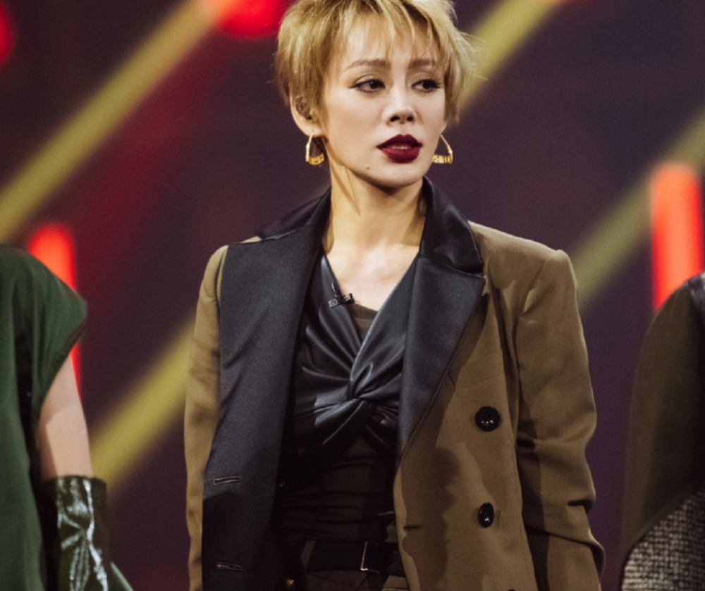 李斯丹妮|《浪姐》决赛公演，郁可唯媚，宁静李斯丹妮飒，看到张雨绮就沦陷