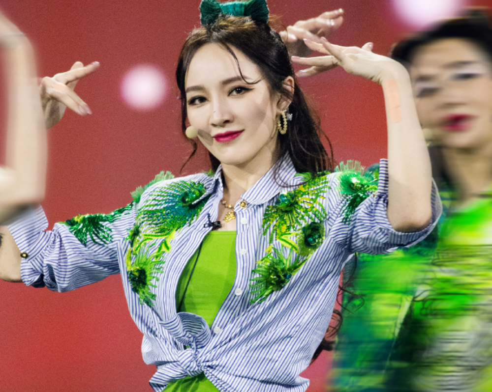 李斯丹妮|《浪姐》决赛公演，郁可唯媚，宁静李斯丹妮飒，看到张雨绮就沦陷