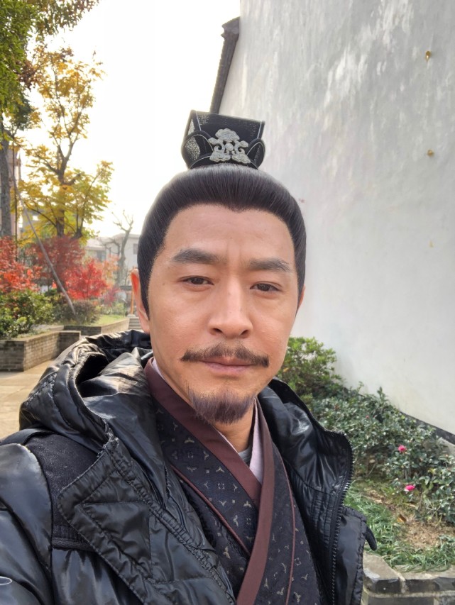 年少时,在枫林坳中与师兄于大海,拜师求艺,同拜名师清玄人学习武艺