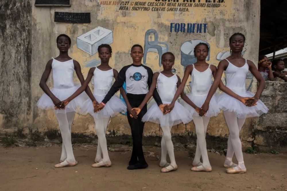 关于热搜上那个雨中跳芭蕾的男孩