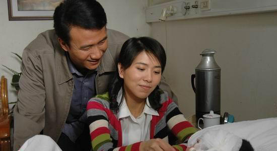 随着秦梅的肚子越来越大,生活中必须面对的问题和需要解决的困难越来