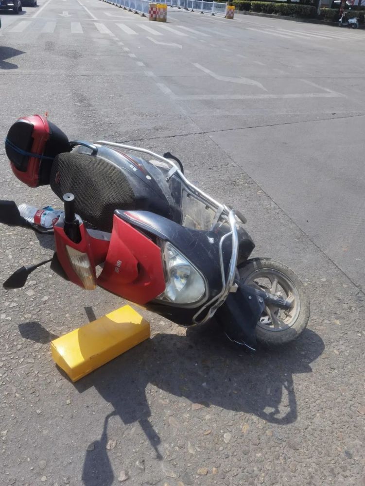 骑电动车闯红灯被撞交警电动车驾驶员全责