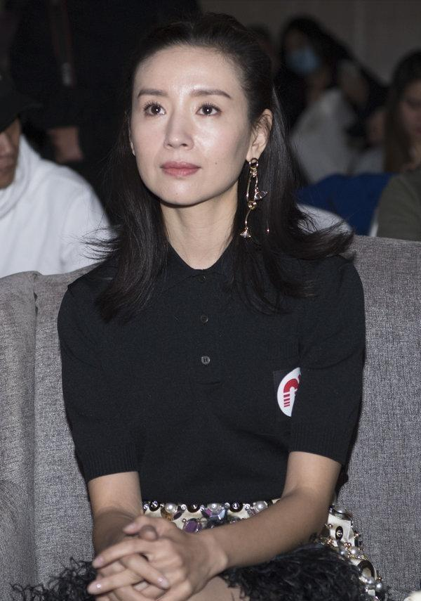 董洁真的老了!穿羽毛裙竟没有一丝少女感,脸上皱纹盖不住老态